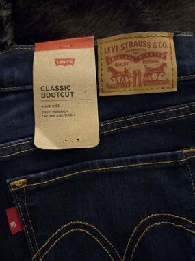 Levi's Women Bootcut Jeans in Dark Indigo with Contrast Stitching